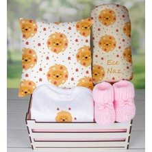 eJOYA Ahşap Sandıkta Kişiye Özel Zıbın Yastık Battaniye Ve Patik Bebek  Seti 109660