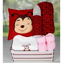 eJOYA Ahşap Sandıkta Kişiye Özel Zıbın Biberon Yastık Battaniye Ve Patik Bebek  Seti 109664