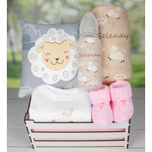 eJOYA Ahşap Sandıkta Kişiye Özel Zıbın Biberon Yastık Battaniye Ve Patik Bebek  Seti 109671