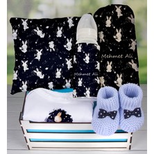 eJOYA Ahşap Sandıkta Kişiye Özel Zıbın Biberon Yastık Battaniye Ve Patik Bebek  Seti 109675