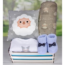 eJOYA Ahşap Sandıkta Kişiye Özel Zıbın Yastık Battaniye Ve Patik Bebek  Seti 109648