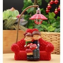 Hediye Biziz Işıklı Güllü Aşk Koltuğunda Oturan Aşık Sevgililer