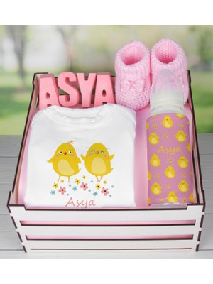 Ejoya Ahşap Sandıkta Kişiye Özel Bebek Armağan Seti Zıbın Biberon Taş İsimlik Patik