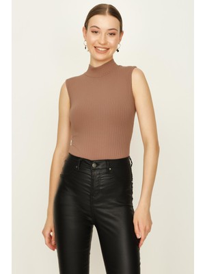 Select Moda Kadın Balıkçı Yaka Kolsuz Alttan Çıtçıtlı Body