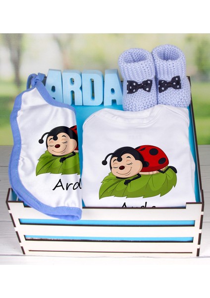 Ahşap Sandıkta Kişiye Özel Zıbın Önlük Taş İsimlik Ve Patik Bebek Seti 109423
