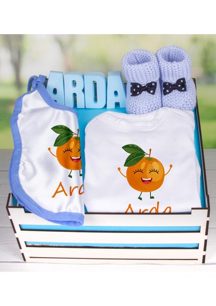 Ahşap Sandıkta Kişiye Özel Zıbın Önlük Taş İsimlik Ve Patik Bebek Seti 109442