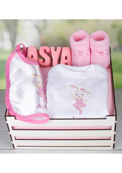 Ahşap Sandıkta Kişiye Özel Zıbın Önlük Taş İsimlik Ve Patik Bebek Seti 109436
