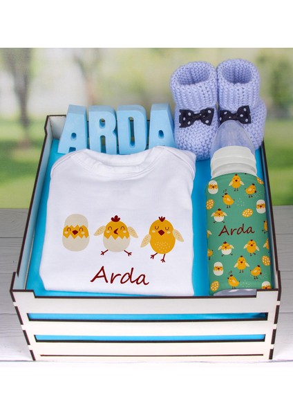 Ahşap Sandıkta Kişiye Özel Zıbın Biberon Taş İsimlik Ve Patik Bebek Seti 109502