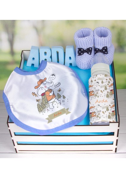 Ahşap Sandıkta Kişiye Özel Bebek Armağan Seti Biberon Önlük Patik ve İsimlik