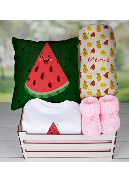 Ahşap Sandıkta Kişiye Özel Zıbın Yastık Battaniye Ve Patik Bebek Seti 109641