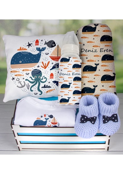 Kişiye Özel Bebek Armağan Seti Ahşap Sandıkta Zıbın Biberon Yastık Battaniye ve Patik