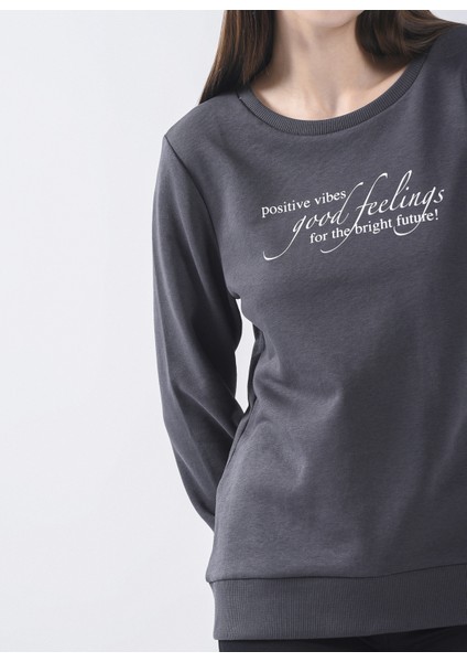 Bisiklet Yaka Baskılı Füme Kadın Sweatshirt 22K0375K1 indirimleri