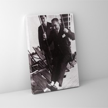 Haydi Dekor Siyah Beyaz Salıncakta Sallanan ve Gülen Atatürk Kanvas Tablo