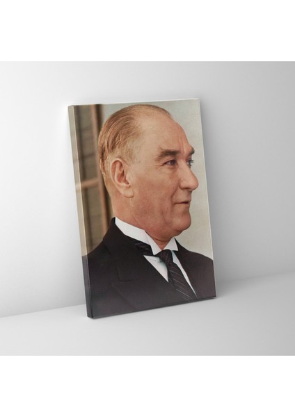 Hafif Gülümseyen Ceketli Atatürk Kanvas Tablo