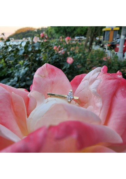 Gümüş Yüzük - 0.40 CT Mekik Taşlı Pırlanta (Swarovski) Taşlı Kare Kol Tasarım 925 Ayar Gümüş Yüzük