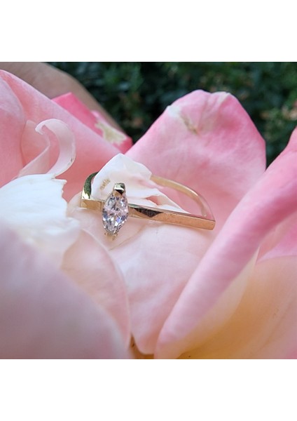 Gümüş Yüzük - 0.40 CT Mekik Taşlı Pırlanta (Swarovski) Taşlı Kare Kol Tasarım 925 Ayar Gümüş Yüzük fiyatları