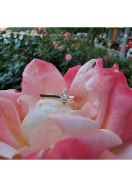 Gümüş Yüzük - 0.40 CT Mekik Taşlı Pırlanta (Swarovski) Taşlı Kare Kol Tasarım 925 Ayar Gümüş Yüzük modelleri