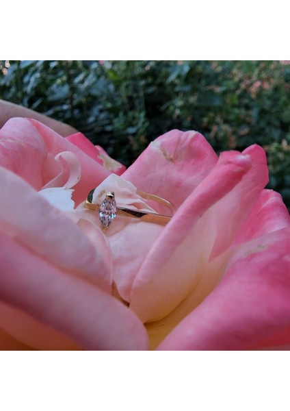 Gümüş Yüzük - 0.40 CT Mekik Taşlı Pırlanta (Swarovski) Taşlı Kare Kol Tasarım 925 Ayar Gümüş Yüzük fırsatları