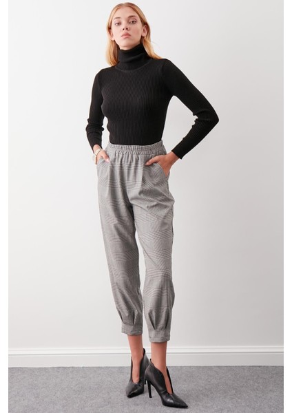 Ekose Desen Pileli Havuç Pantolon fiyatları