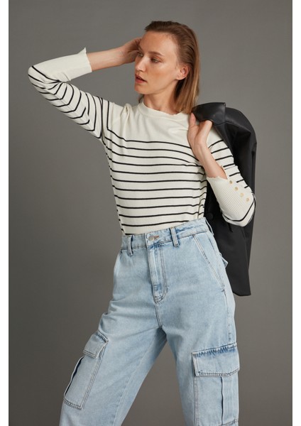 Kadın Ekru Kolu Aksesuar Detylı Çizgili Bisiklet Yaka Triko Kazak fiyatları