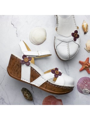 Limoya Katlyn Beyaz Hakiki Deri Çiçek Detaylı Burnu Kapalı Dolgu Topuklu Sandalet