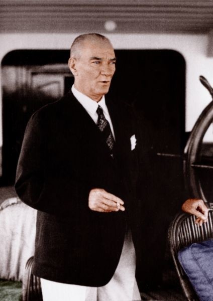 Atatürk Ayakta Dururken Kanvas Tablo