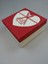 Kutu Kırmızı Krem Best Wishes 19 cm x 19 cm x 9 cm 1