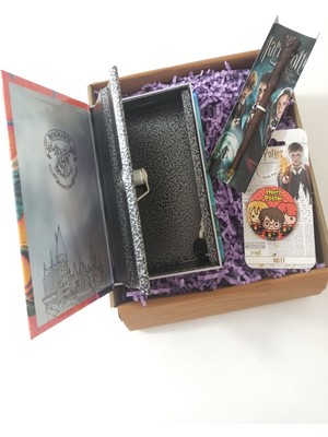 Alanç Yılbaşı, Doğum Günü, Özel Gün Hediye Seti Harry Potter Kitap Görünümlü Kilitlenebilir Gizli Kasa, Tasarım El Cüzdanı, Rozet Seti