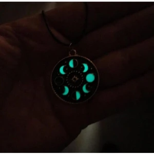 Fosforlu Neon Karanlıkta Parlayan Ay Evreleri Burç Metal Kolye