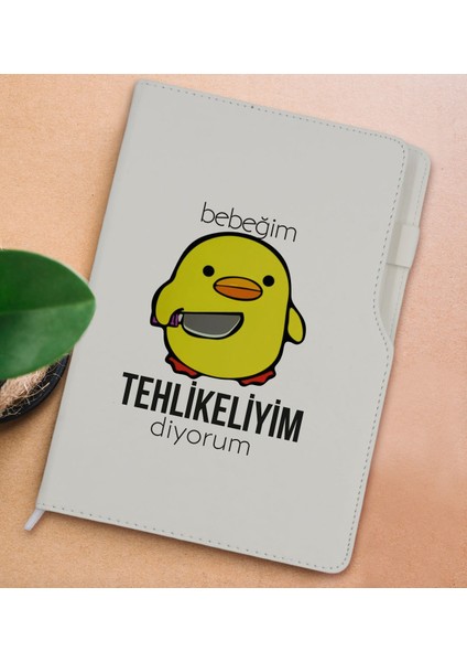 Gift Bebeğim Tehlikeliyim Diyorum Tasarımlı Beyaz Termo Deri Not Defteri 15X21CM-1
