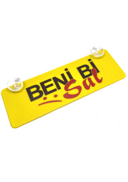 Beni Bi Sal Yazılı Sarı Dekor Plaka Vantuzlu Cam Süsü 22X7.5CM