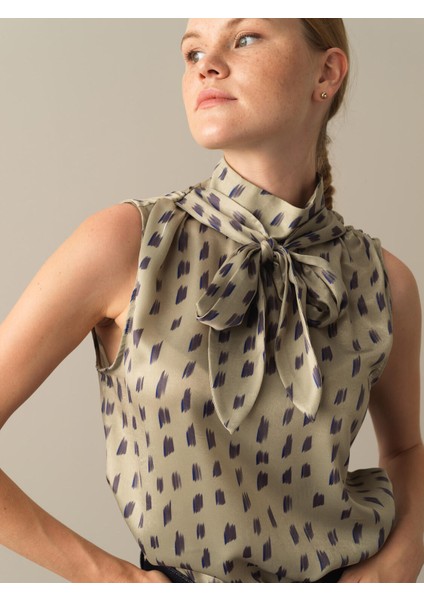 Kadın Yeşil Kolsuz Saten Bluz fırsatları