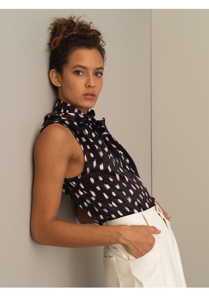 Kadın Siyah Kolsuz Saten Bluz