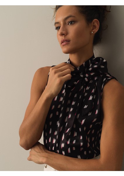 Kadın Siyah Kolsuz Saten Bluz modelleri