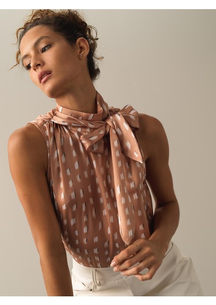 Kadın Bej Kolsuz Saten Bluz fiyatları