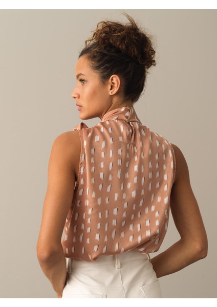 Kadın Bej Kolsuz Saten Bluz fırsatları