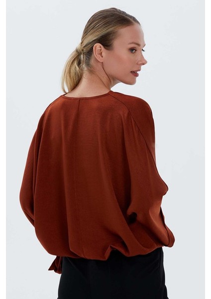 Degaje Yaka Etek Ucu Bağlamalı Bluz fırsatları