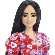 Barbie Fashionistas Bebek No. 177, uzun siyah saçlı, renk bloğu ve kabarık kol detaylı, çiçek desenli elbise, bantlı topuklu ayakkabı, kelebek şeklinde yüzük, 3-8 yaş HBV11
