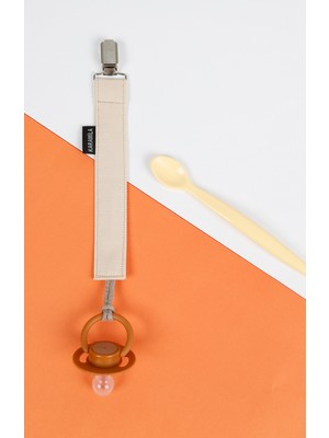 Karamila Bej Emzik Askısı - Emzik Zinciri - Emzik Tutacağı - Beslenme Aksesuarı