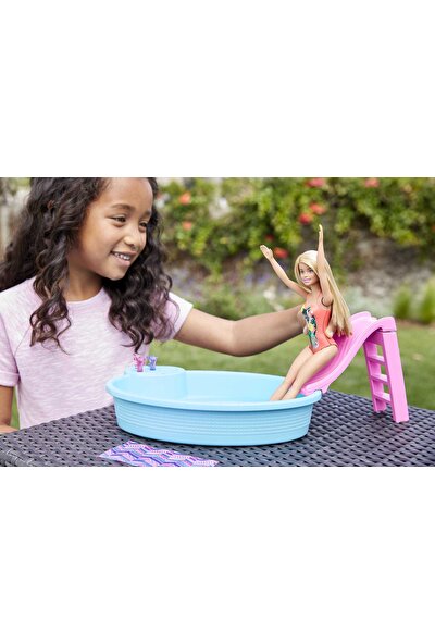 Barbie ve Eğlenceli Havuzu, 30 cm Boyunda, Sarışın Barbie Bebek ile Kaydıraklı Havuz Oyun Seti ve Aksesuarları GHL91