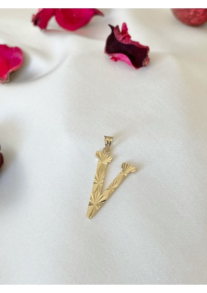 Kalemli V Harfi Kolye Ucu