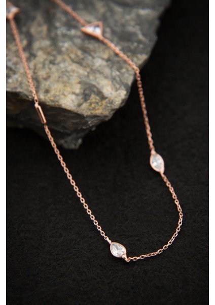 925 Ayar Gümüş Rose Kaplama Geometrik Desenli Zirkon Taşlı Zincir Kolye