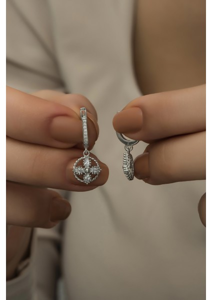 925 Ayar Gümüş Rodyumlu Sallantılı 4 Yapraklı Çiçek Küpe