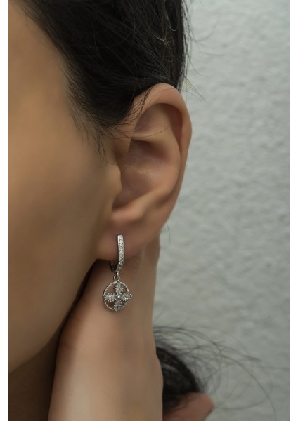 925 Ayar Gümüş Rodyumlu Sallantılı 4 Yapraklı Çiçek Küpe fiyatları