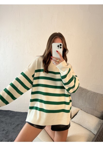 Kadın Krem O Yaka Standart Beden Yeşil Çizgili Salaş Triko Kazak