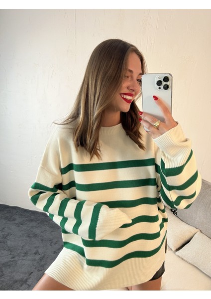 Kadın Krem O Yaka Standart Beden Yeşil Çizgili Salaş Triko Kazak fırsatları