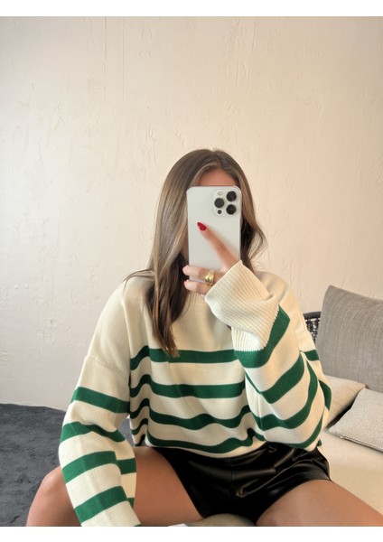 Kadın Krem O Yaka Standart Beden Yeşil Çizgili Salaş Triko Kazak indirimleri