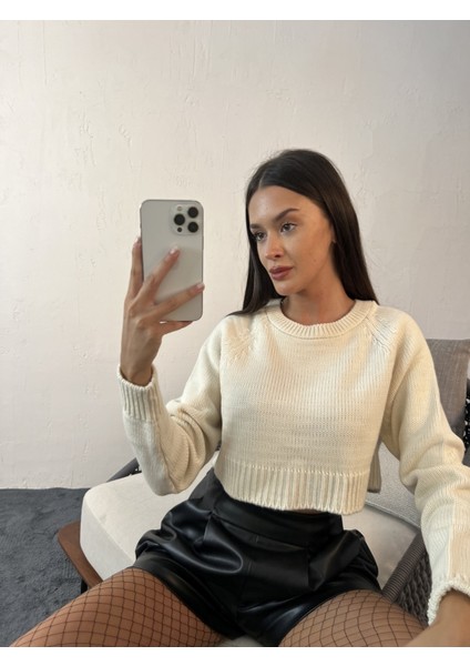 Kadın Krem O Yaka Triko Kazak Crop