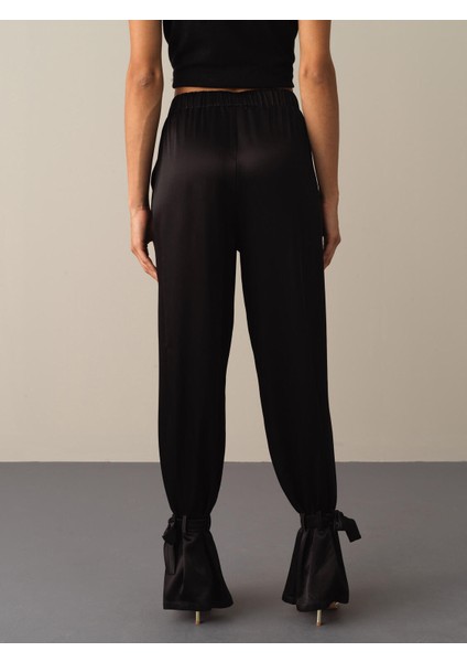 Kadın Siyah Regular Fit Saten Pantolon indirimleri