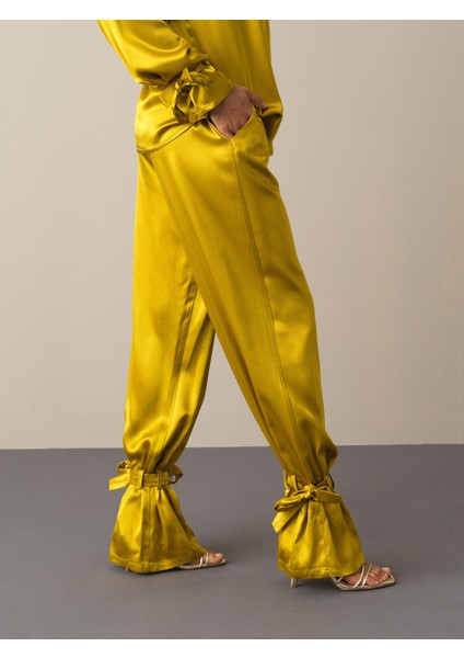 Kadın Sarı Regular Fit Saten Pantolon fırsatları
